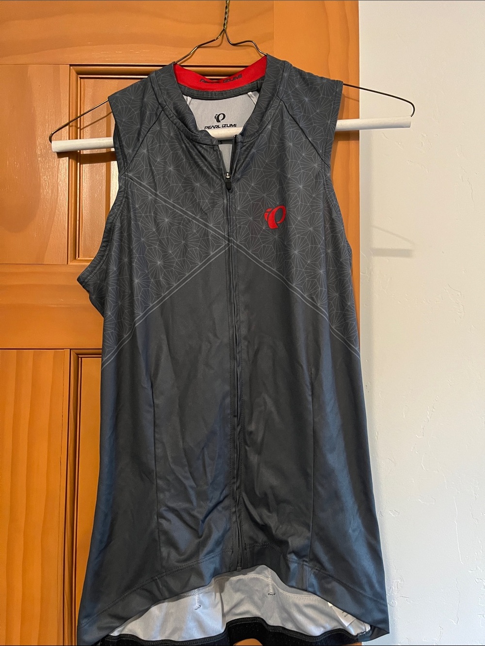 Pearl Izumi Women's Sleeveless Cycling Jersey in Charcoal with Red Accents